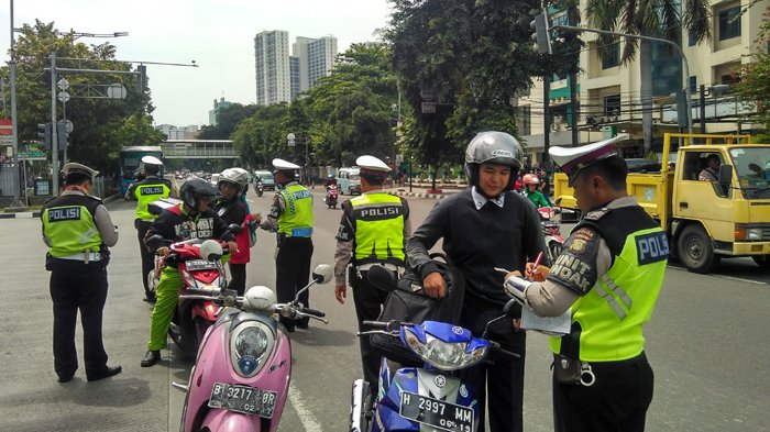 polisi razia kendaraan bermotor (tribunews)
