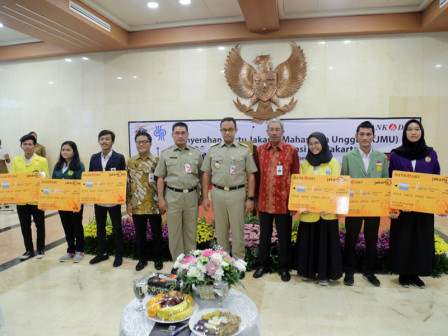 Pemerintah Provinsi (Pemprov) DKI Jakarta melalui Dinas Pendidikan akan memberikan bantuan dana pendidikan bagi mahasiswa kurang mampu tidak hanya di perguruan tinggi negeri (PTN), tapi juga perguruan tinggi swasta (PTS).