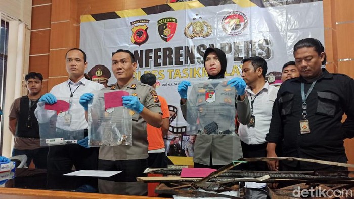 Polisi amankan dua pelaku pembakaran kantor Desa Neglasari Tasikmalaya (Foto: Deden Rahadian/detikcom)