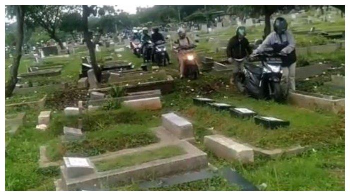 Sejumlah pengendara motor tengah melintas di TPU, Tebet, Jakarta Selatan (Tribunnews)