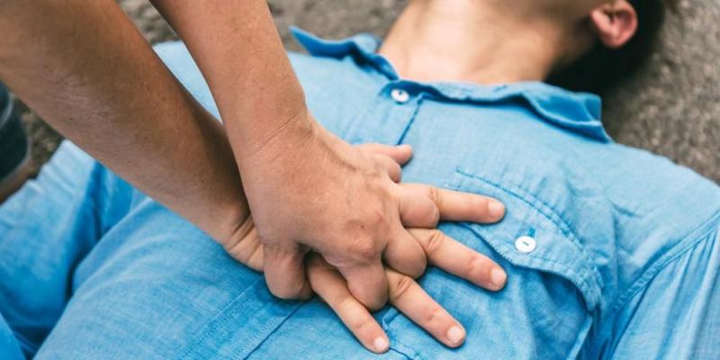 Teknik pertolongan pertama CPR untuk orang awam (Foto:Sehatq.com)