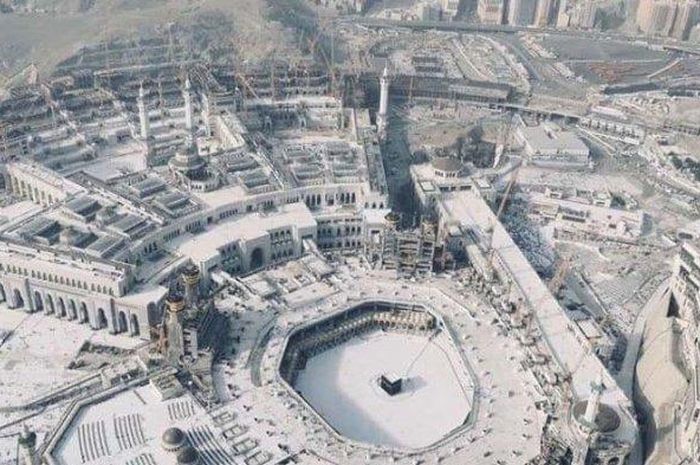 Perdana dalam 14 Abad, Demi Lindungi Kiblat Ibadah Umat Muslim, Arab Saudi Tutup Pintu Umrah dari Segala Negara. (tribunnews).