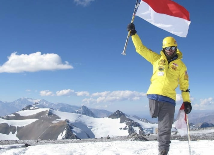 Sabar Gorky saat mendaki Gunung Aconcagua di Argentina (Sabar Gorky/Instagram)