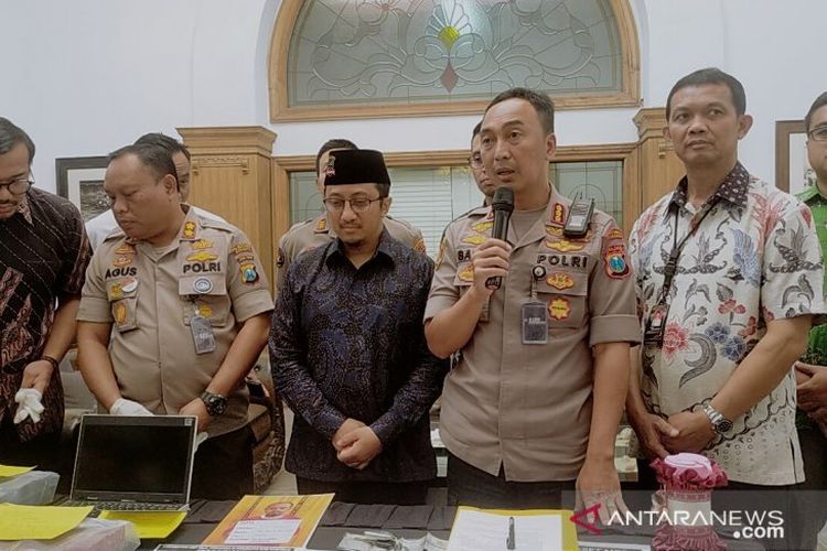 Ustaz Yusuf Mansur diperiksa Kepolisian Resor Kota Besar (Polrestabes) Surabaya. (Antara).