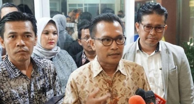 Iwan Sumule (Tengah). (Rmol.id).