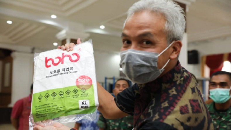 Gubernur Jateng Ganjar Pranowo saat tunjukkan tulisan di alat medis bantuan dari China yang dibuat di Indonesia (Inews)
