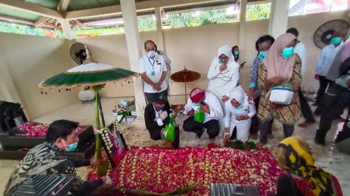 Pemakaman jenazah ibunda Presiden Jokowi (Tribunnews)
