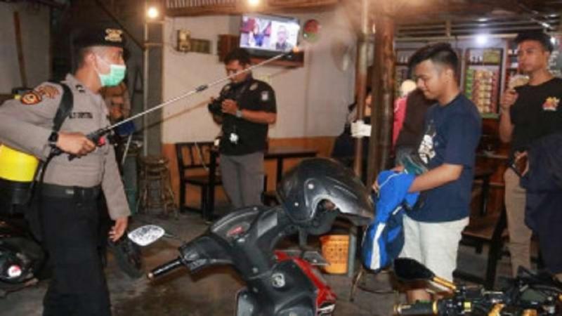 Masih Nongkrong saat Wabah Corona, 249 Orang Diciduk Polisi. (vivanews)