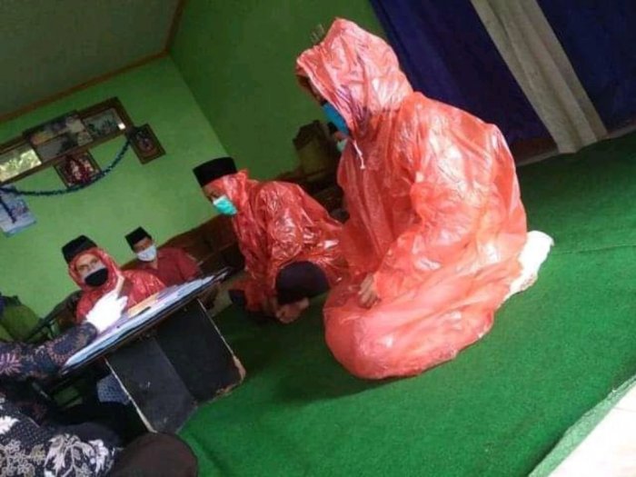 Pasangan yang sedang melangsungkan akad nikah di Temanggung. (Twitter/Novia)