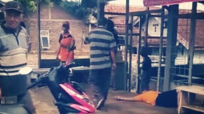 jasad camat di Lampung tergeletak di pinggir jalan. (Foto: via Saibumi.com)