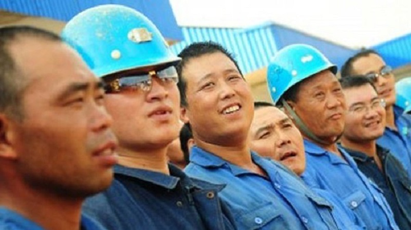 sejumlah pekerja asing asal china berbaris saat hendak didata oleh direktorat reskrim umum (ditreskrimum) polda kalbar, di kawasan proyek pembangunan pembangkit listrik tenaga uap (pltu) di jungkat, pontianak, kalbar, selasa (19/3). (foto antara/jessica helena wuysang