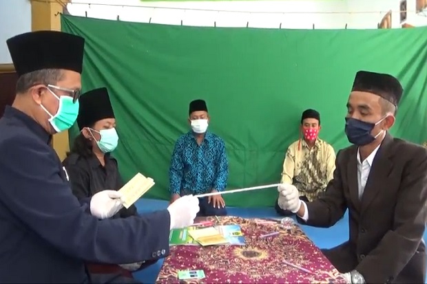 Cegah Wabah Corona, Ijab Kabul di Jombang Dilakukan Pakai Benang. (Sindo)