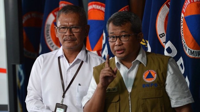 Kepala Pusat Data Informasi dan Humas BNPB Agus Wibowo (kanan) bersama Juru Bicara Pemerintah untuk Penanganan COVID-19 Achmad Yurianto menyampaikan keterangan pers di Jakarta, Selasa (17/3/2020). ANTARA FOTO/Aditya Pradana Putra/hp.