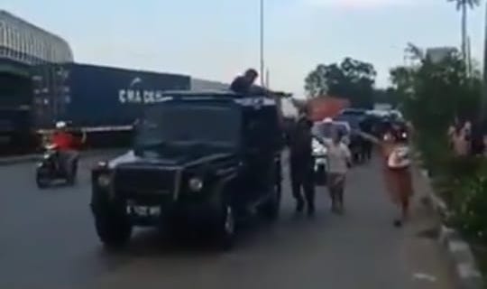 Jokowi Bagi Sembako di Jalan Lagi, Roy Suryo: Ingat Rakyat Ri 270 Juta. (rmol.id)