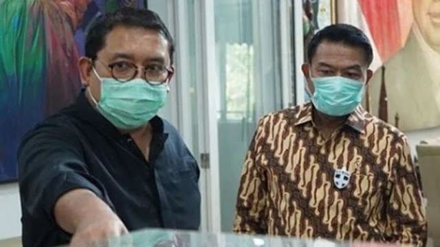 Fadli Zon Disambangi Kepala Staf Kepresidenan Moeldoko, Ada Apaan Nih? (Viva.co.id).
