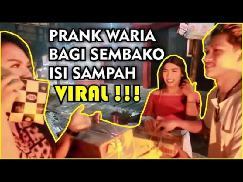 Sadis! YouTuber Ini Prank Waria Kasih Sembako Isi Batu & Sampah (Youtube @TOS SUMATERA)