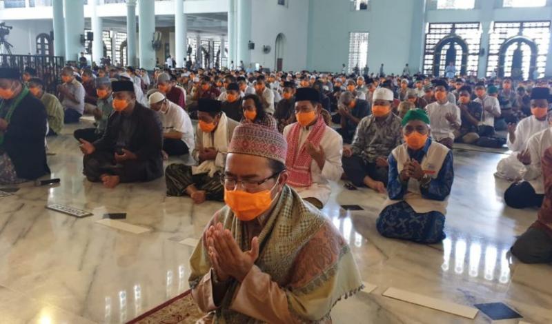 Salat di Masjid saat pendemi covid-19 (Suara surabaya)
