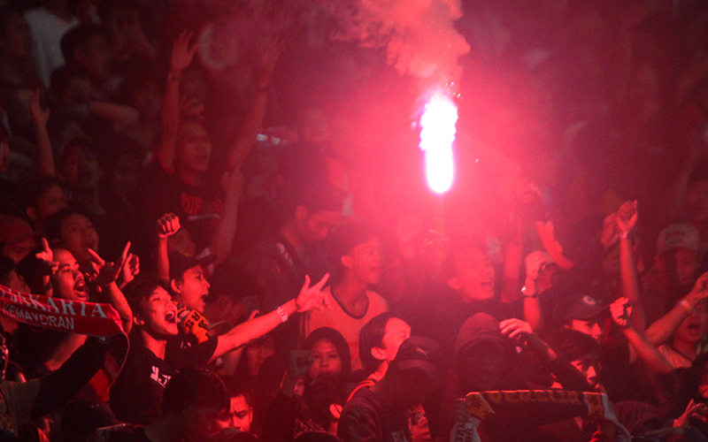 Pelanggaran pada pertandingan Persija Vs Geylang Internasional di Stadion GBK, Jakarta (Foto:Robinsar Nainggolan/Law-Justice)