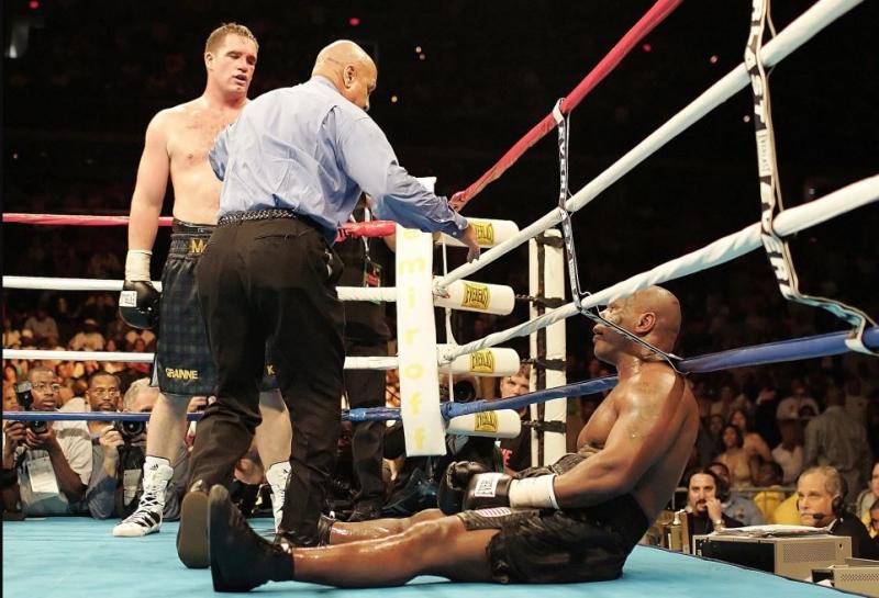 Mike Tyson saat dijatuhkan oleh Kevin McBride pada tahun 2005 (Foto: Neilleifer.com)