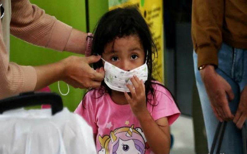 Seorang Anak Menggunakan Masker Cegah Covid-19. (Detik)
