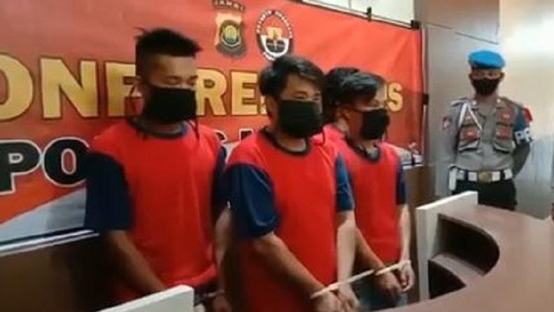 Lima terduga provokator aksi perusakan posko COVID-19 dan pembakaran Kantor Kepala Desa Air Batu, Kecamatan Renah Pembarap, Kabupaten Merangin, Jambi, dihadirkan saat pemaparan di Mapolres Merangin, Jumat (19/5/2020). (Foto: iNews/Nanang Fahrurozi)