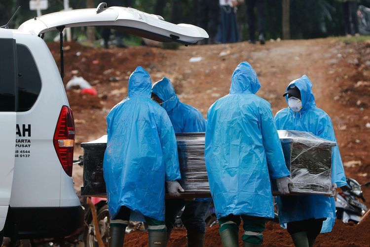 Jenazah pasien covid-19 yang hendak dimakamkan oleh petugas pemakaman (Kompas)