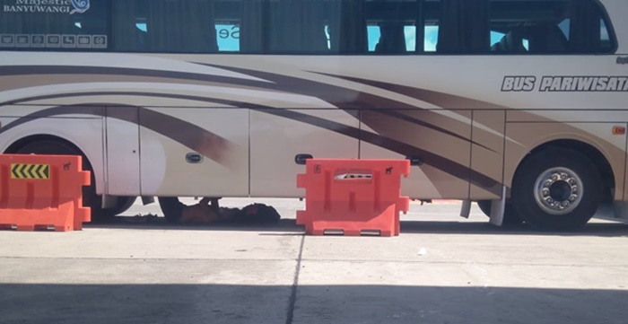 Seorang TKA China sembunyi di kolong bus pariwisata karena tak mau pulang ke negerinya (cektkp)