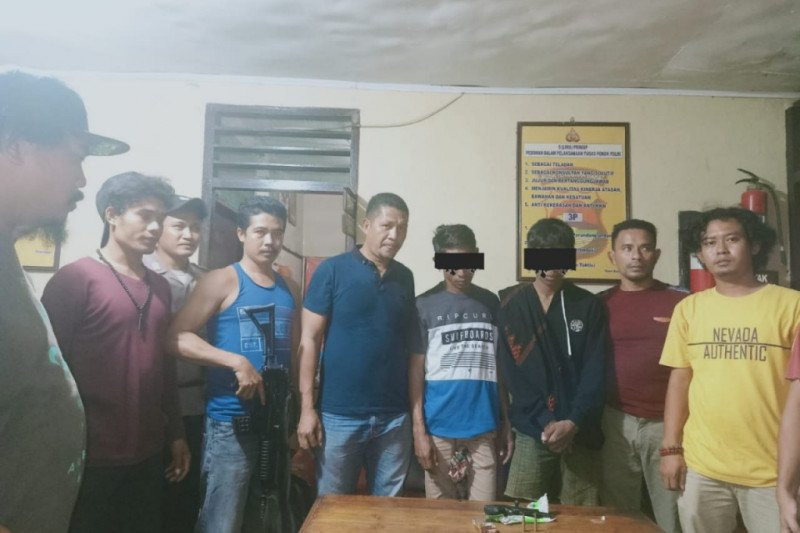 FA (17) penghina polisi asal Desa Hu`u diringkus jajaran Polsek setempat di rumahnya, Minggu (24/5). Foto: antara