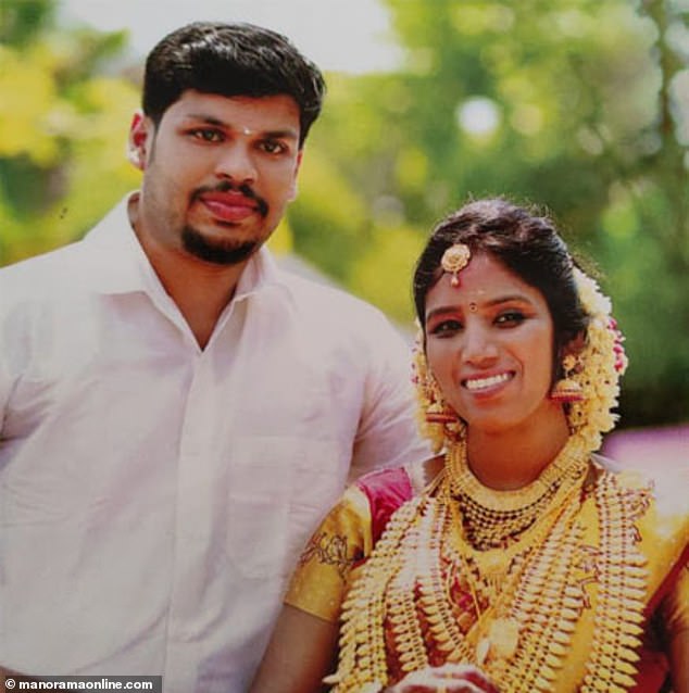 Sooraj membunuh istrinya Uthra dengan melempar ular kobra ke kamar mereka (Daily Mail)