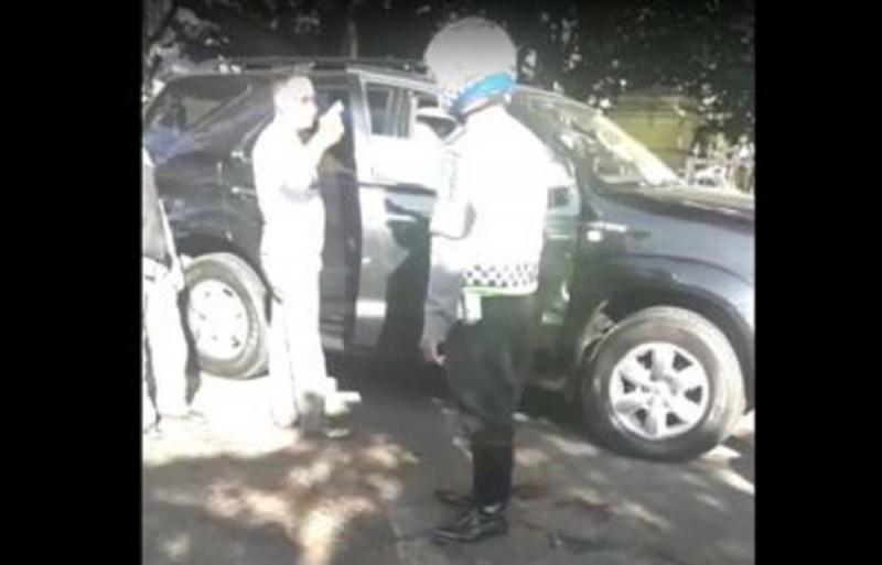Tangkapan layar oknum anggota Polrestabes Bandung marah-marah saat ditegur petugas PSBB karena tidak pakai masker. (pojoksatu).