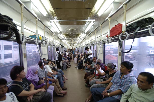 Warga yang bepergian menggunakan KRL jurusan Jakarta-Bogor (Warta Properti)