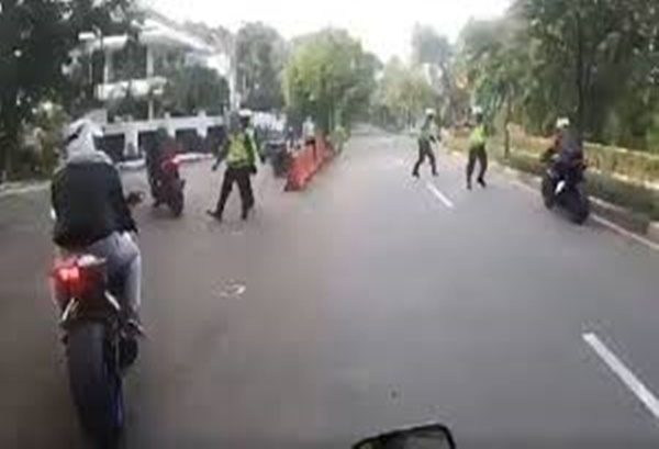 Kelompok Moge ditertibkan kepolisian lantaran gunakan jalan sepi sebagai arena balap (Foto: Twitter TMC Polda Metro)