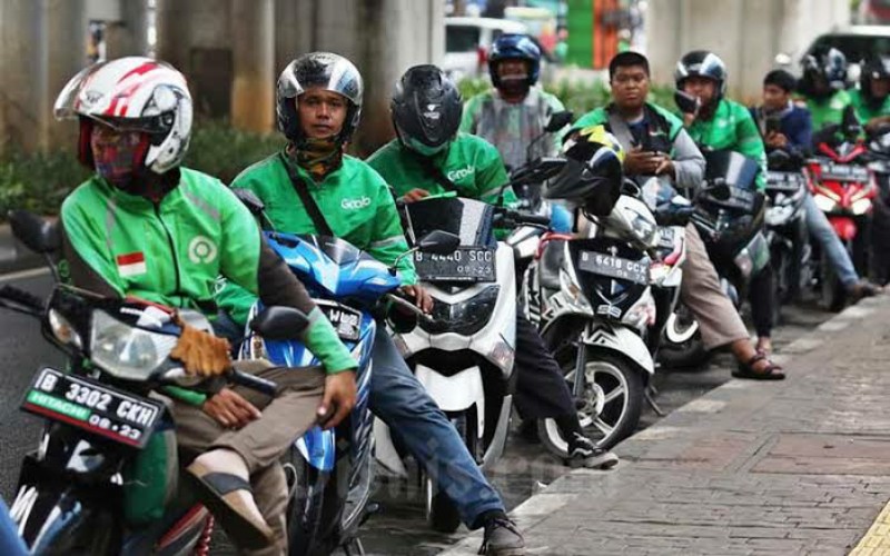 Ojol Menunggu Transaksi (Foto: Bisnis)