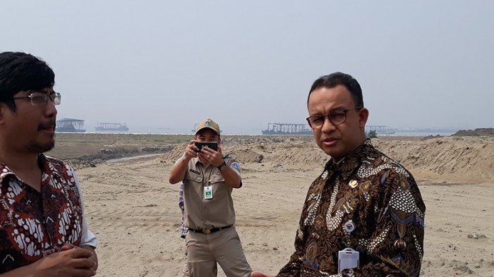Gubernur DKI Jakarta Anies Baswedan saat menyegel Pulau reklamasi (alinea.id)