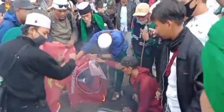 Massa aksi tolak RUU HIP dari PA 212 dan FPI bakar bendera PDIP (Islamtoday)
