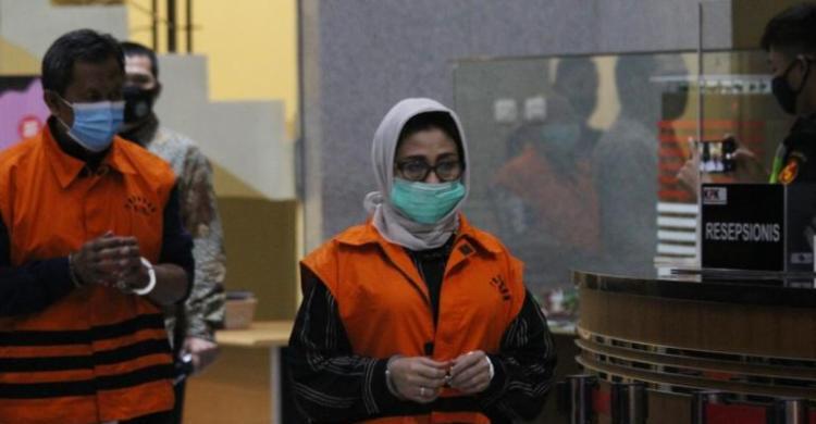 Bupati Kutai Timur Ismunandar dan istri ditangkap KPK karena korupsi (Suryakepri)