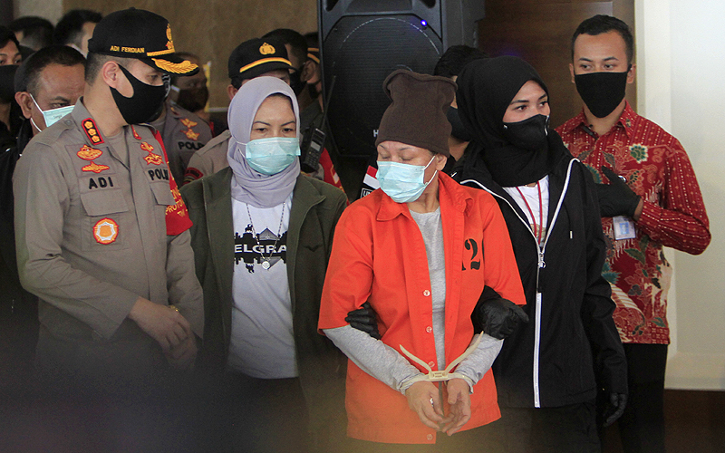 Maria Pauline Lumowa merupakan salah satu tersangka pelaku pembobolan kas Bank BNI Cabang Kebayoran Baru senilai Rp 1,7 triliun lewat Letter of Credit (L/C) fiktif pada periode Oktober 2002 hingga Juli 2003. Robinsar Nainggolan