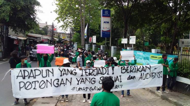 mahasiswa Unas demo minta uang kuliah diringankan (lpmprogres)