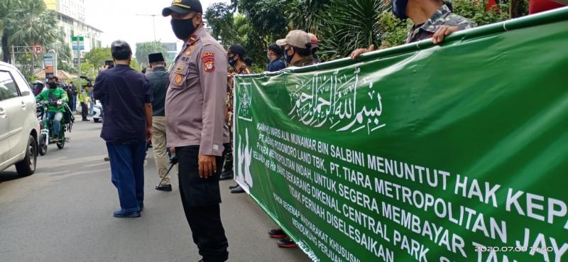 Ratusan Banser geruduk kawasan Central Park, di Tanjung Duren, Jakarta Barat menuntut pengembalian lahan yang dicaplok pengembang Podomoro Grup (Foto:keluarga ahli waris)