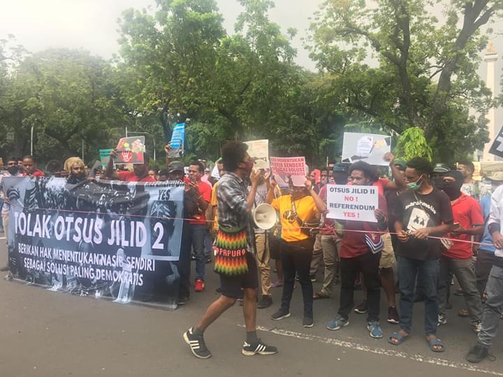 Warga Papua yang tergabung dalam Komite Aksi Penolakan Otsus gelar demo di depan Kantor Kemendagri, Jakarta Pusat (Ist)