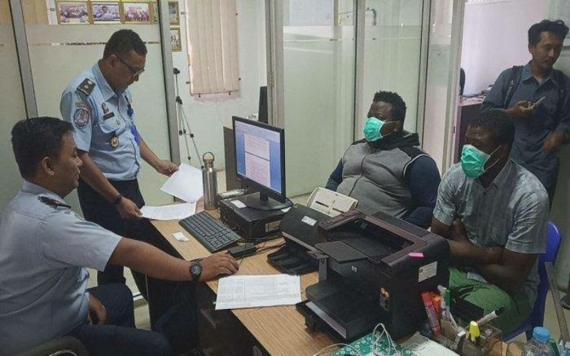 Pemeriksaan Imigrasi WNA. (Tribunnews)