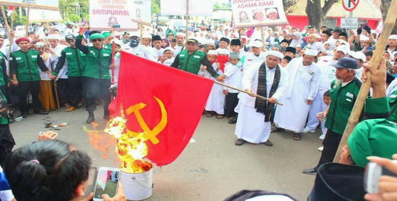 Ilustrasi bendera PKI dibakar (seword)
