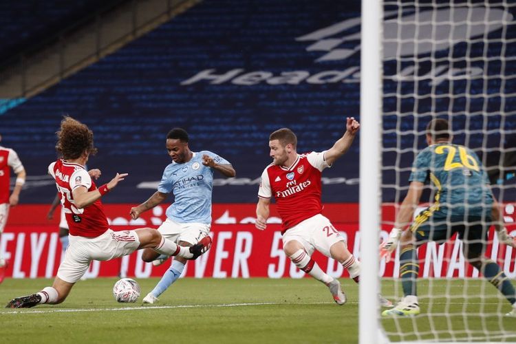 Bek Arsenal, David Luiz, melempar diri untuk memblok tembakan Raheem Sterling pada laga semifinal Piala FA, Arsenal vs Man City, Sabtu (18/7/2020).(AFP/MATTHEW CHILDS)