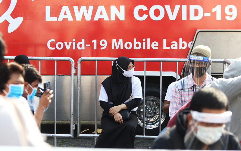 Petugas mengambil sampel darah warga yang mengikuti Mobile Rapid Test (tes bergerak) yang diadakan Relawan Indonesia Bersatu Lawan Covid-19 di Jakarta pada Selasa (21/7). Robinsar Nainggolan