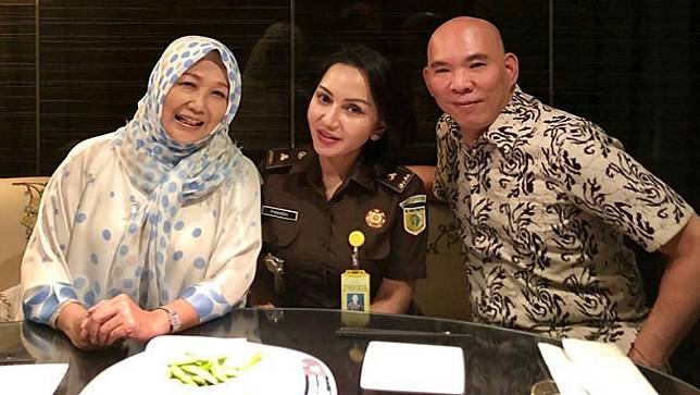 Pengacara Djoko Tjandra, Anita Kolopaking (kiri) dengan jaksa Pinangki (tengah) (Linetoday).