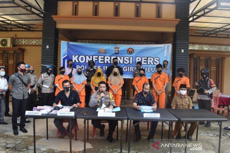 Kapolres Indragiri Hulu, Riau, AKBP Efrizal memberikan keterangan pers pengungkapan perbuatan terlarang yang narkoba melibatkan ibu, anak dan menantu. (Antara).