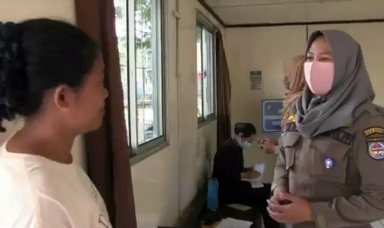 Seorang ibu jadikan anaknya sebagai jaminan karena tak bisa bayar uang denda masker (Inews)