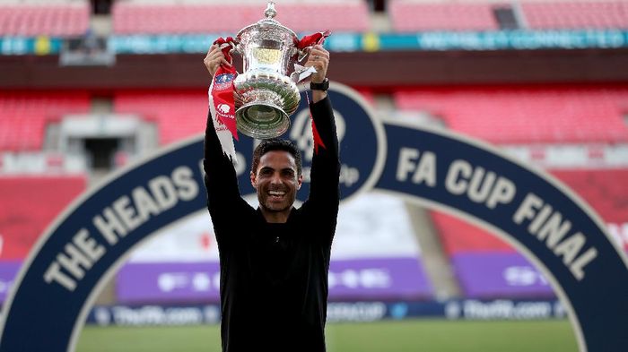 Mikel Arteta berterima kasih kepada Pep Guardiola setelah memenangi Piala FA. (Foto: Getty Images/Catherine Ivill)
