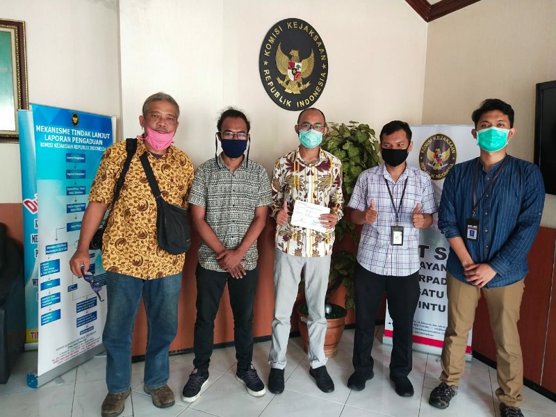Redaksi law-justice.co bersama kuasa hukum melapor ke Komjak. (law-justice.co)