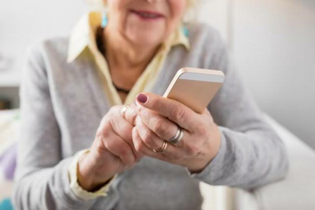 Ilustrasi Nenek Skenario Smartphone. (BP Guide)